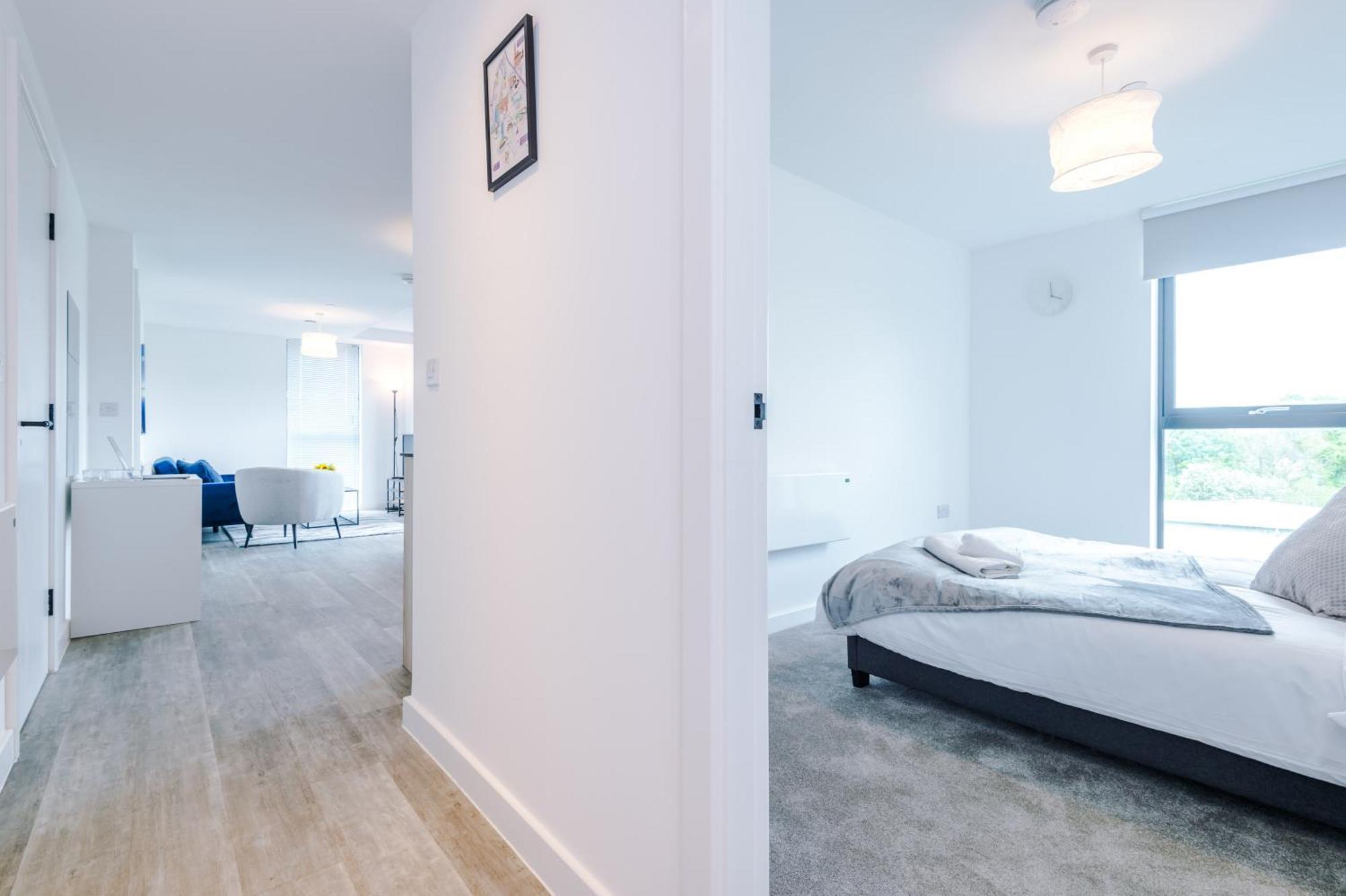 Modern In Old Trafford, Balcony, Sleeps6 Apartment *