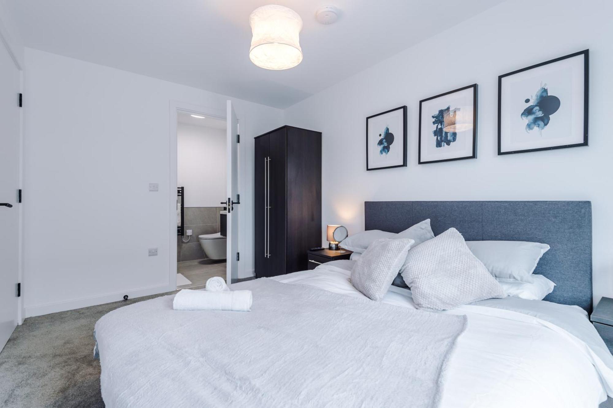 Modern In Old Trafford, Balcony, Sleeps6 Apartment Manchester
