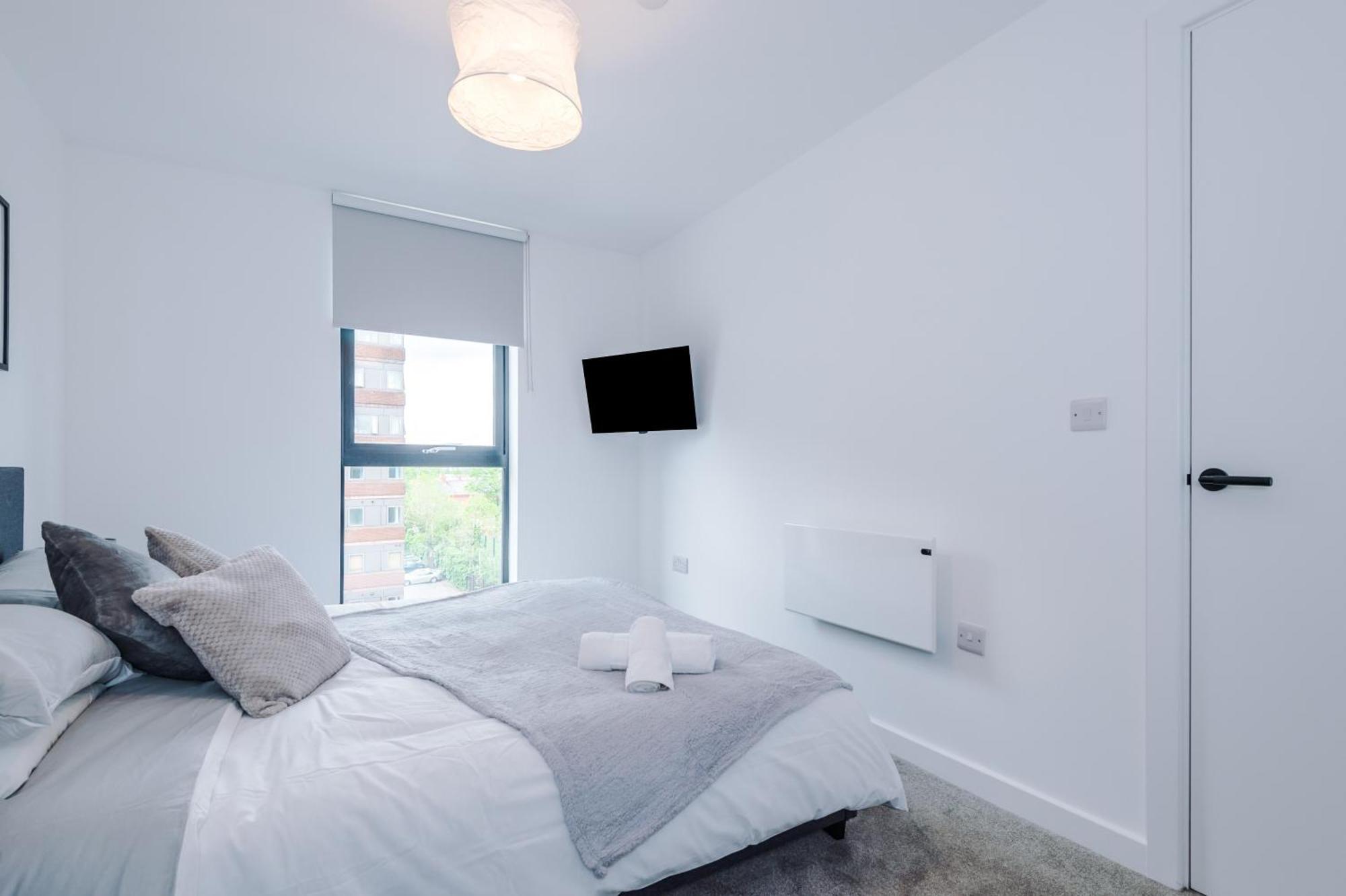 Modern In Old Trafford, Balcony, Sleeps6 Apartment