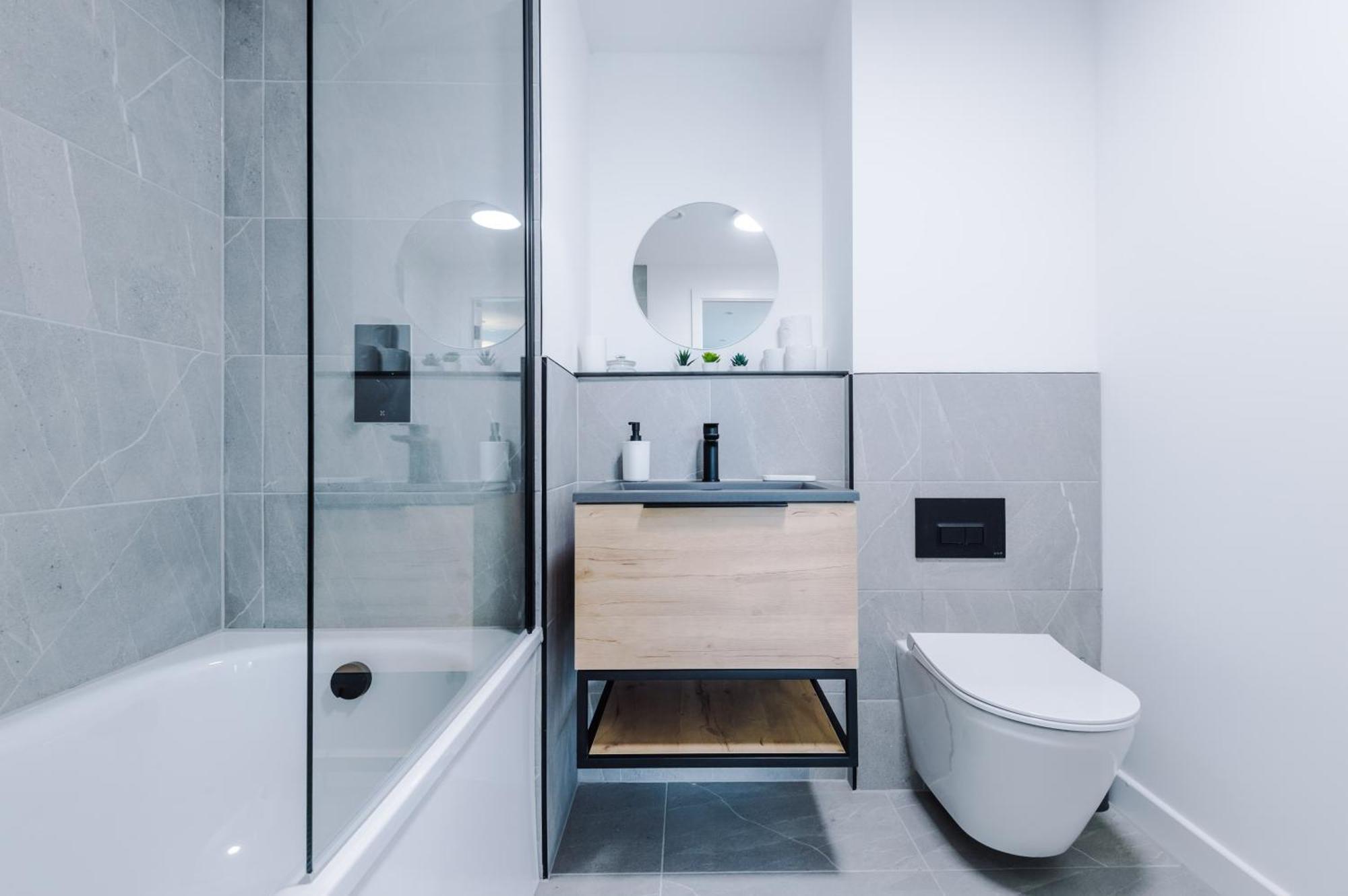 Modern In Old Trafford, Balcony, Sleeps6 Apartment Manchester