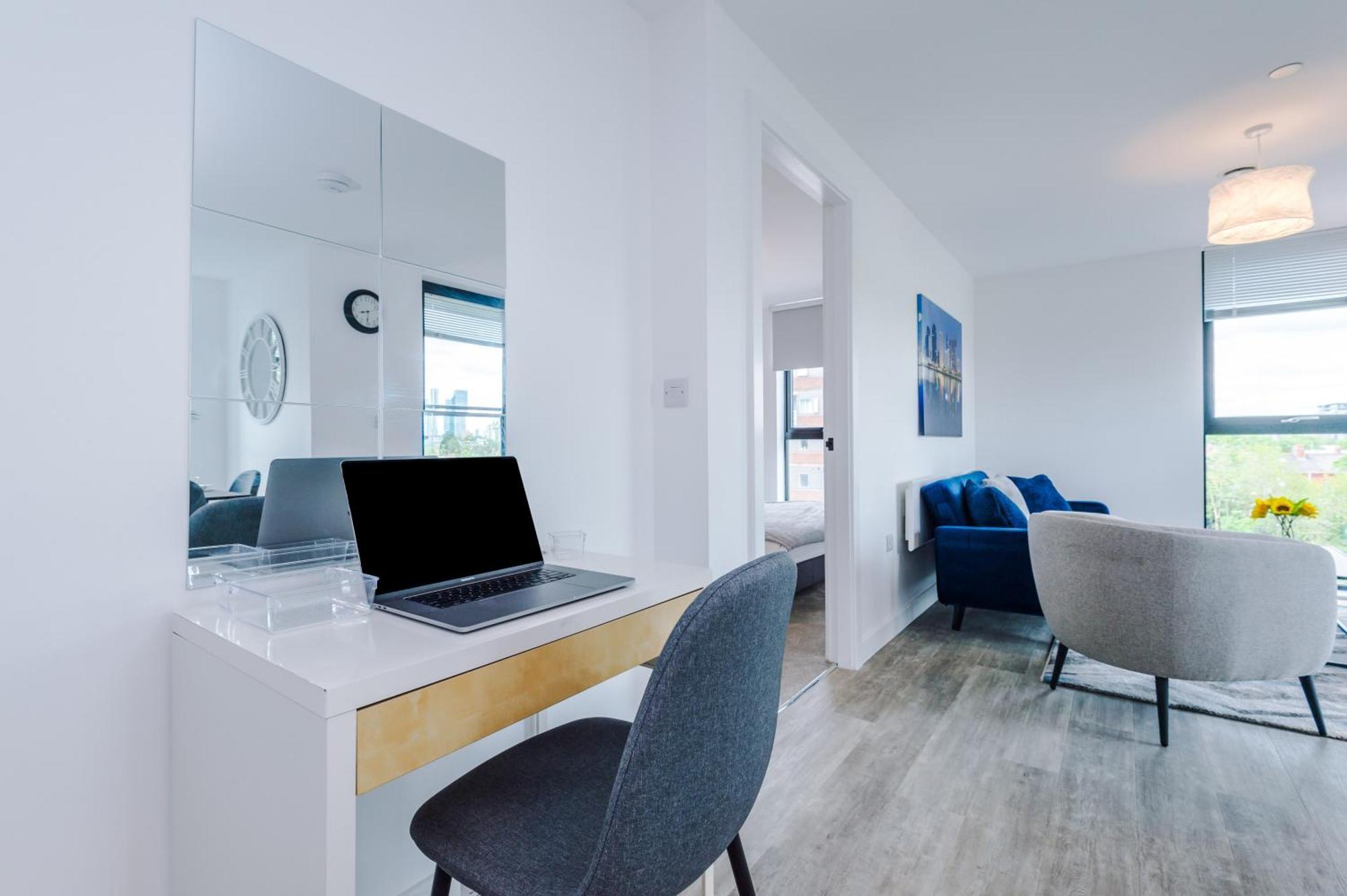 Modern In Old Trafford, Balcony, Sleeps6 Apartment