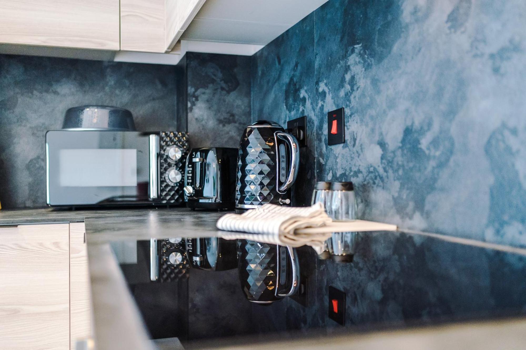 Modern In Old Trafford, Balcony, Sleeps6 Apartment *