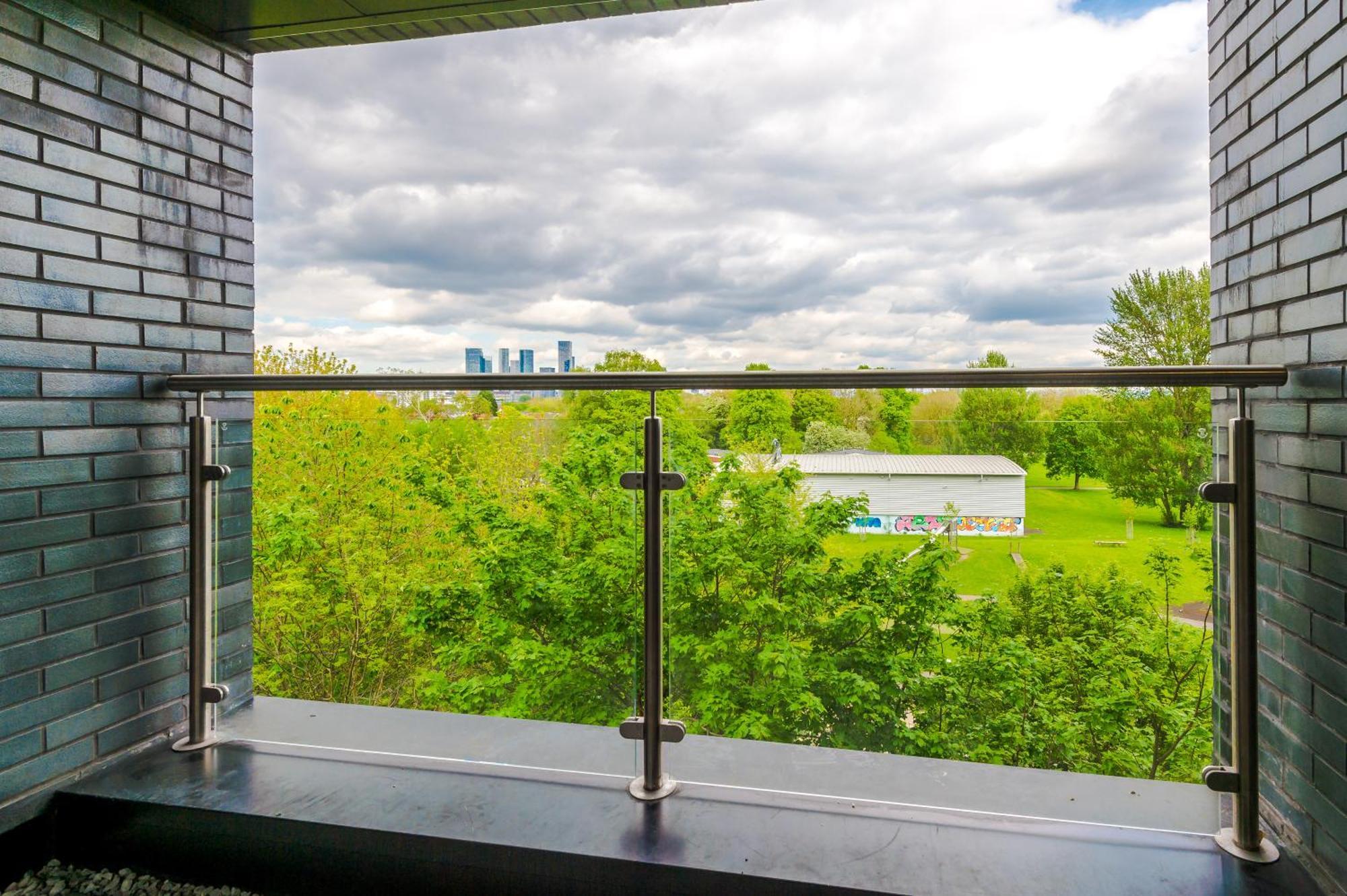 Modern In Old Trafford, Balcony, Sleeps6 Apartment Manchester