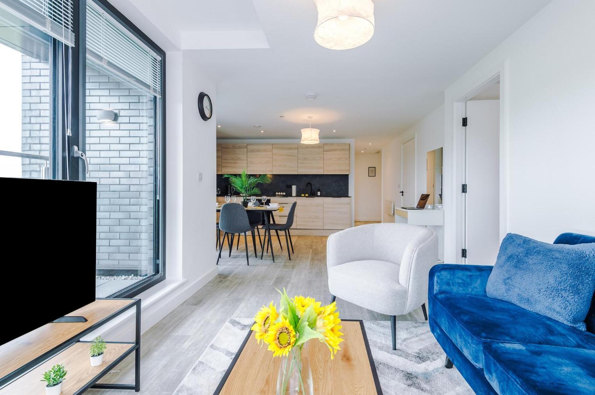Modern In Old Trafford, Balcony, Sleeps6 Apartment *