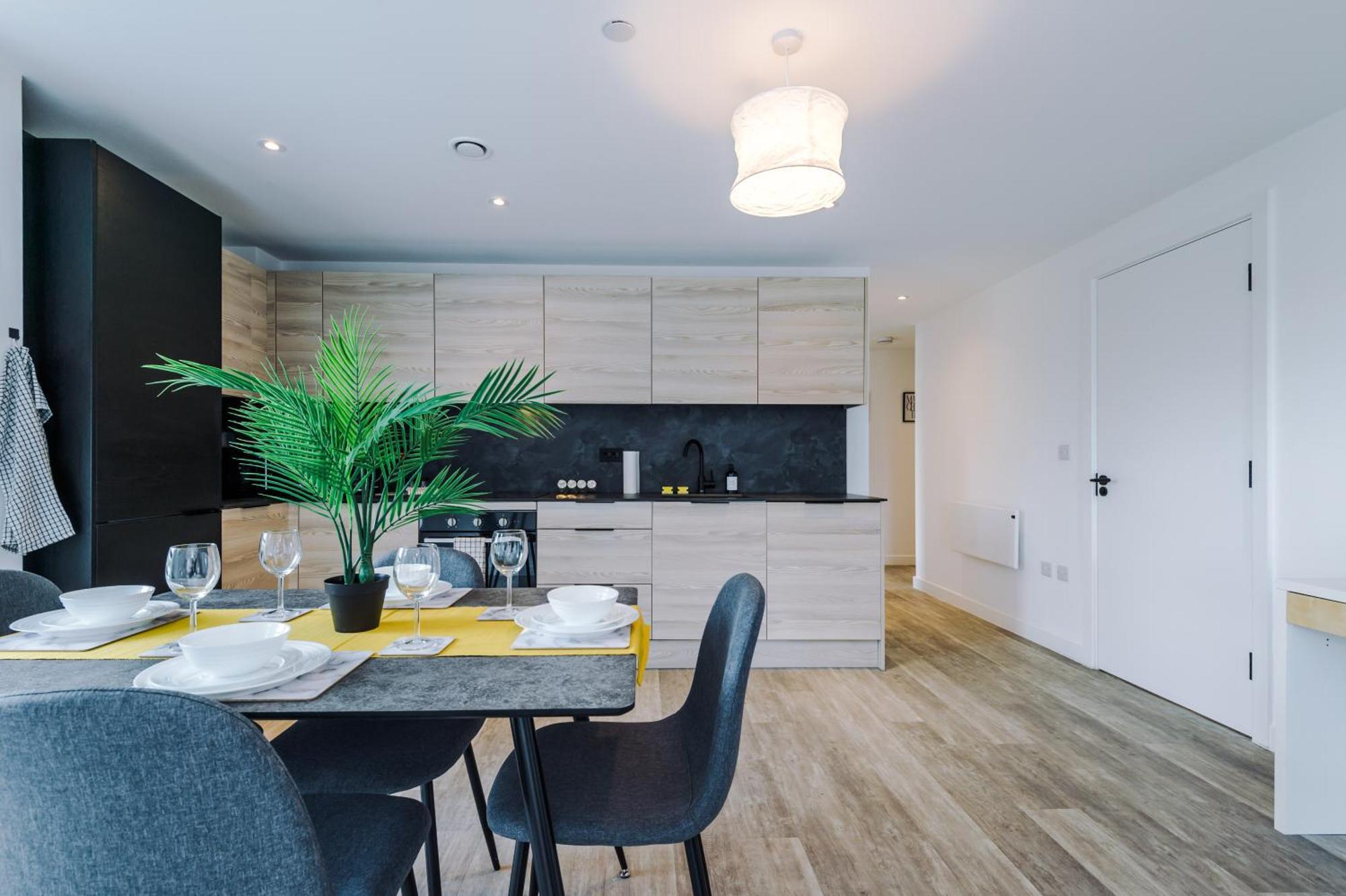 Modern In Old Trafford, Balcony, Sleeps6 Apartment Manchester