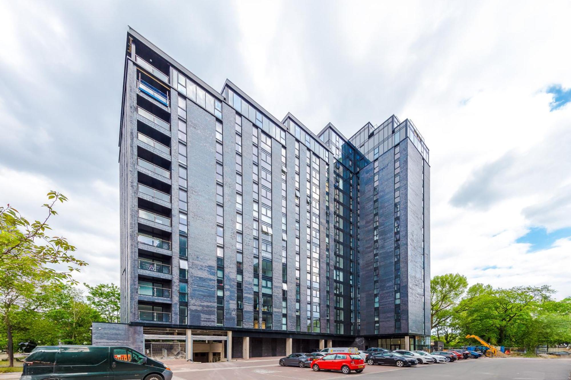 Modern In Old Trafford, Balcony, Sleeps6 Apartment *
